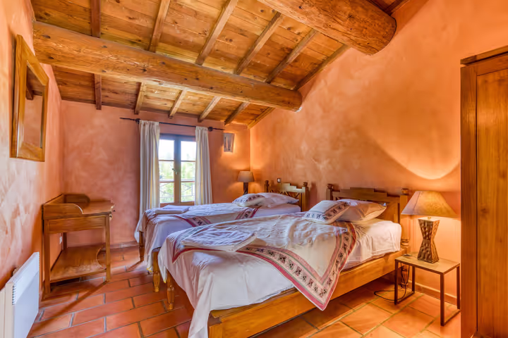 Chambre double aux murs ocre des Micocouliers
