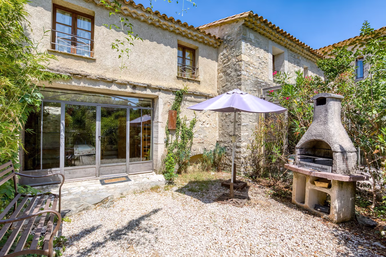 Terrasse privée avec barbecue des Micocouliers