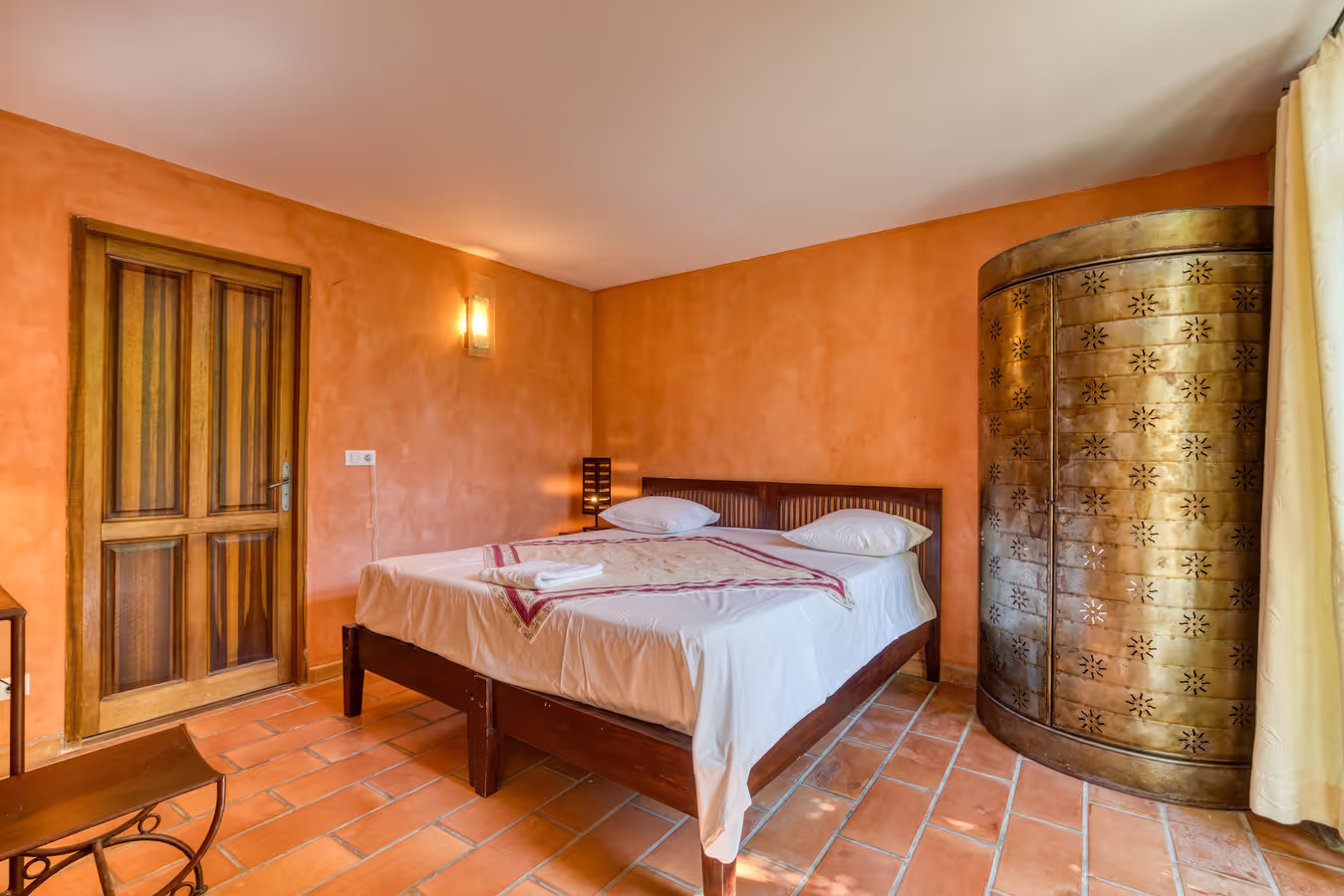 Chambre double aux murs ocre de La Resclauze
