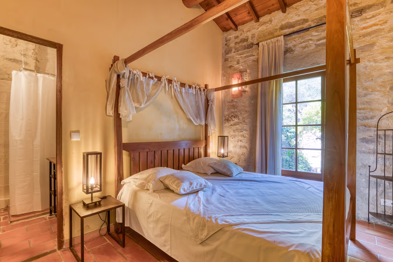 Chambre à baldaquin avec salle d'eau de La Resclauze