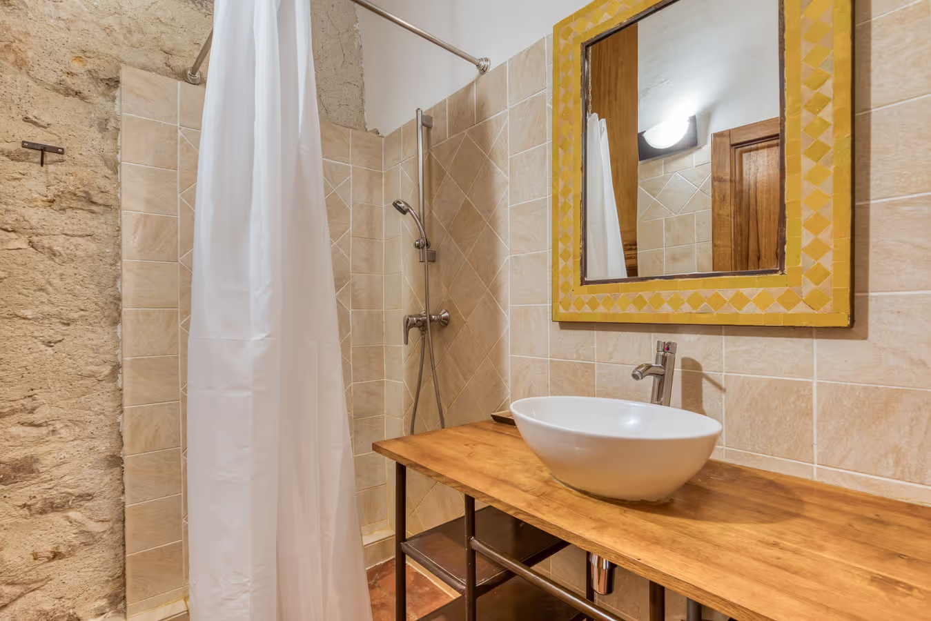 Salle d'eau avec douche de La Resclauze
